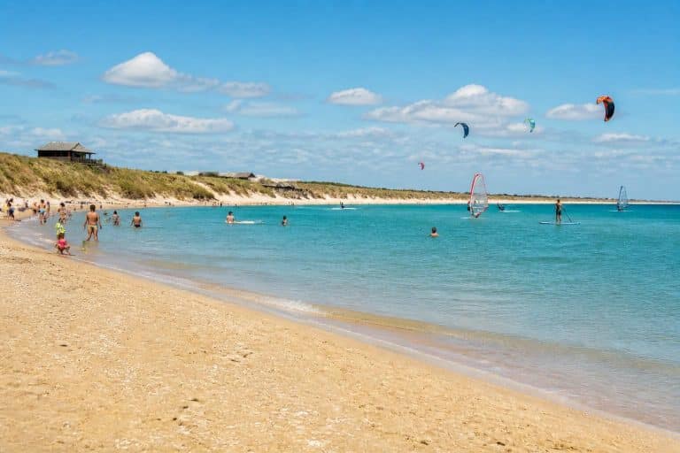 découvrez la plage des huttes à oléron, idéale pour profiter du sable fin, se baigner en toute sécurité et pratiquer une variété de sports nautiques dans un cadre naturel préservé.