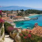 découvrez kassiopi, un village charmant de corfou alliant histoire riche et plages magnifiques, idéal pour des vacances inoubliables entre culture et détente.