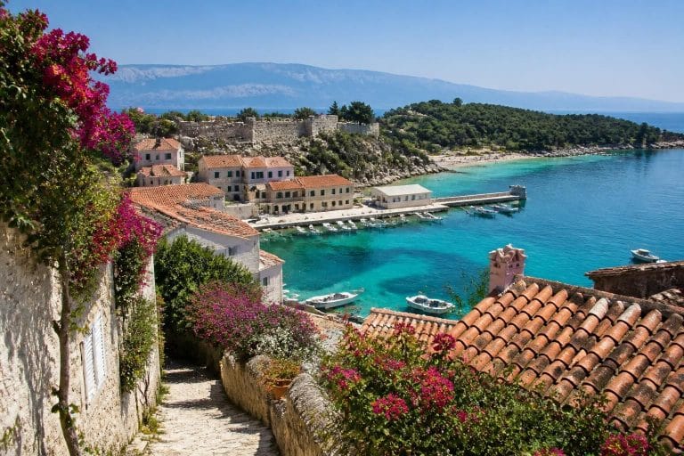 découvrez kassiopi, un village charmant de corfou alliant histoire riche et plages magnifiques, idéal pour des vacances inoubliables entre culture et détente.