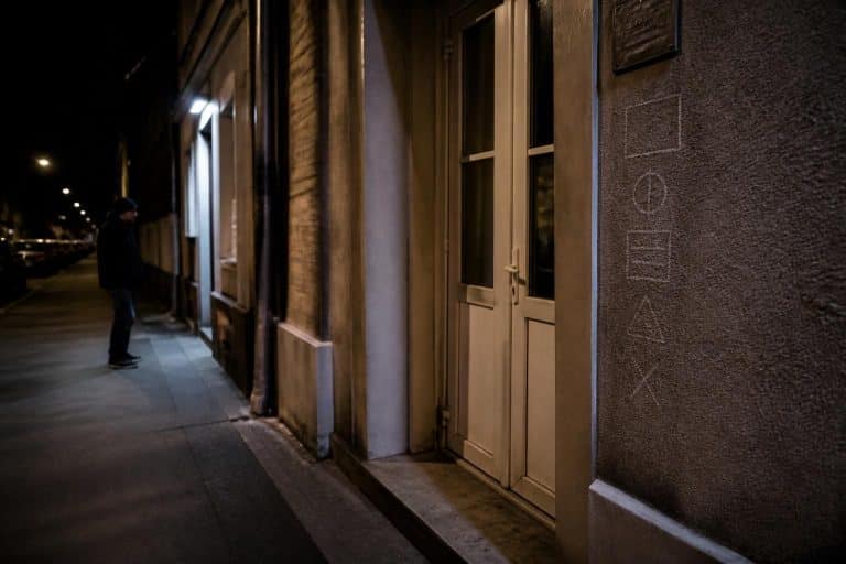 découvrez les signes utilisés par les cambrioleurs roumains, apprenez à reconnaître ces symboles et protégez efficacement votre domicile contre les intrusions.