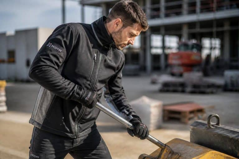 découvrez la veste de travail softshell modyf, alliant légèreté, résistance et confort optimal pour vos journées professionnelles.