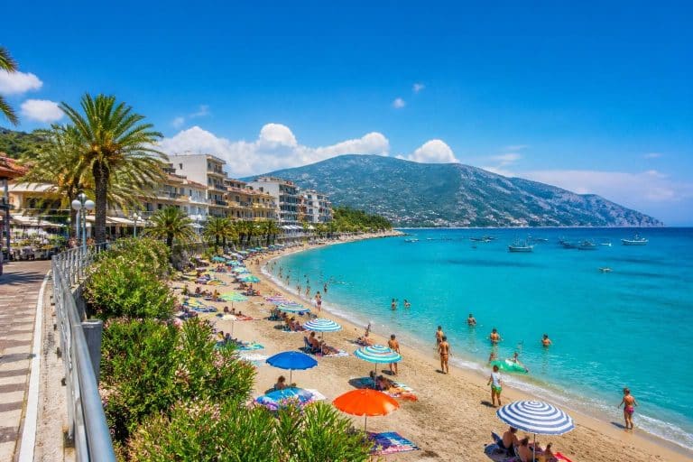 découvrez capo d'orlando en sicile, une charmante station balnéaire réputée pour ses plages magnifiques, son ambiance conviviale et ses paysages exceptionnellement préservés.