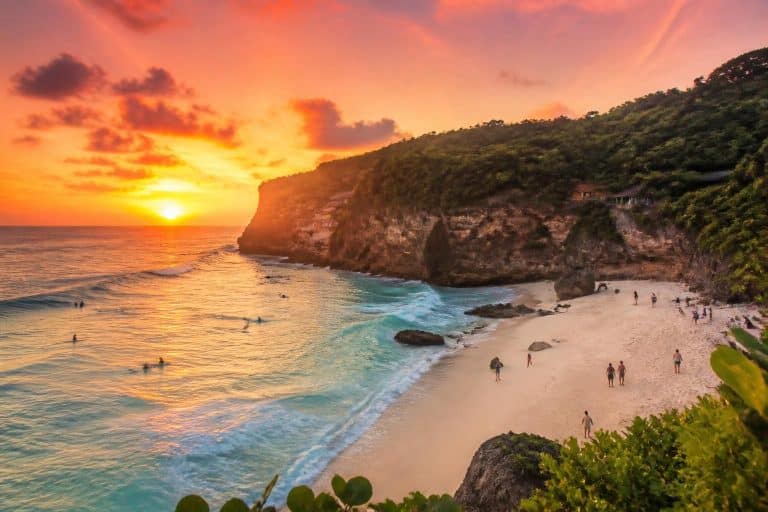 découvrez les meilleures plages d'uluwatu à bali, idéales pour le surf, la détente et des paysages à couper le souffle. guide complet pour profiter pleinement de ce paradis balinais.
