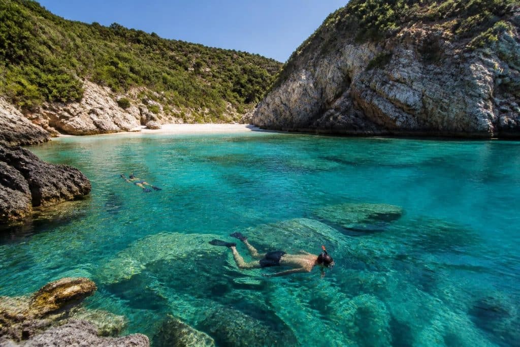 découvrez limnionas beach à zakynthos, une plage sauvage idéale pour le snorkeling et des moments inoubliables au cœur d'une nature préservée.