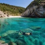 découvrez limnionas beach à zakynthos, une plage sauvage idéale pour le snorkeling et des moments inoubliables au cœur d'une nature préservée.