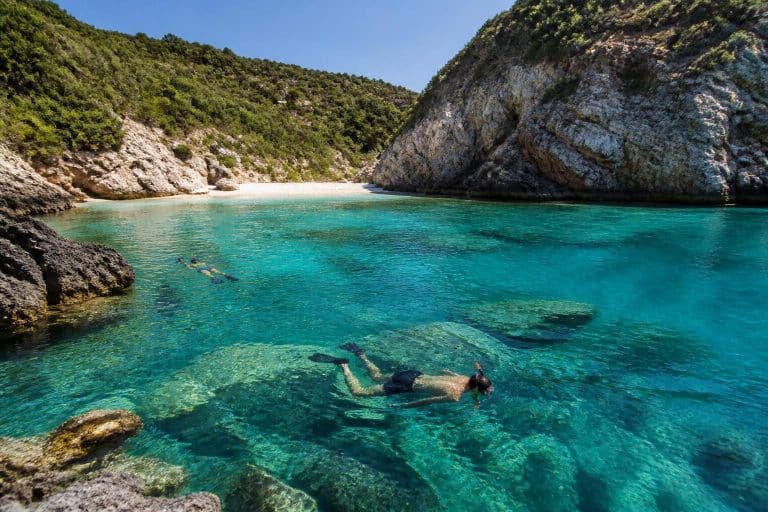 découvrez limnionas beach à zakynthos, une plage sauvage idéale pour le snorkeling et des moments inoubliables au cœur d'une nature préservée.
