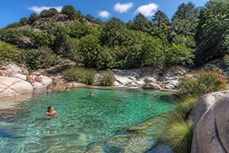découvrez les piscines naturelles de zoza en corse, un endroit idyllique pour la baignade et l'exploration de la nature préservée. profitez d'un cadre exceptionnel et d'une expérience unique au cœur d'un paysage naturel magnifique.