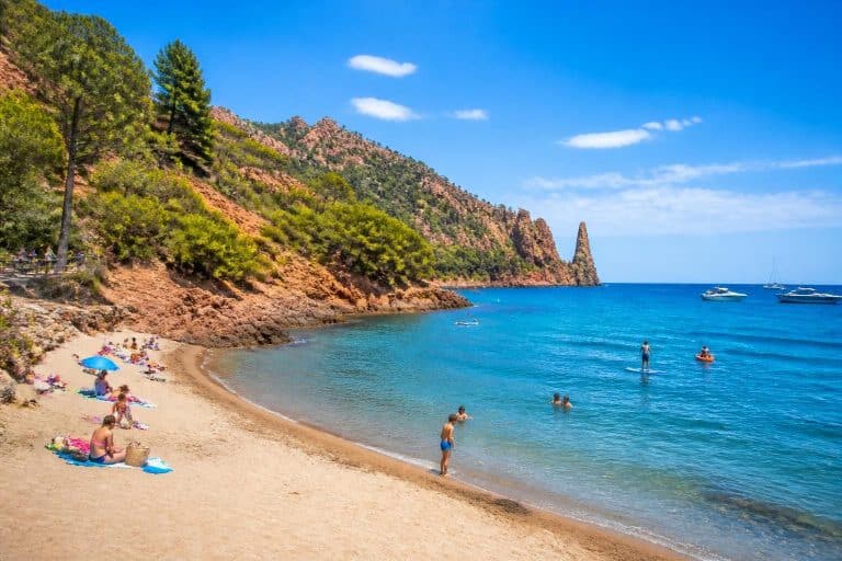 découvrez la plage de l'aiguille à théoule-sur-mer, un cadre naturel exceptionnel offrant des eaux cristallines et une diversité d'activités incontournables pour toute la famille.