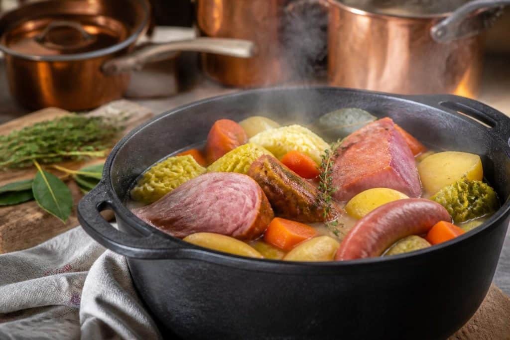 découvrez la recette traditionnelle de la potée auvergnate gastronomique, avec des conseils de cuisson pour un plat savoureux et authentique.