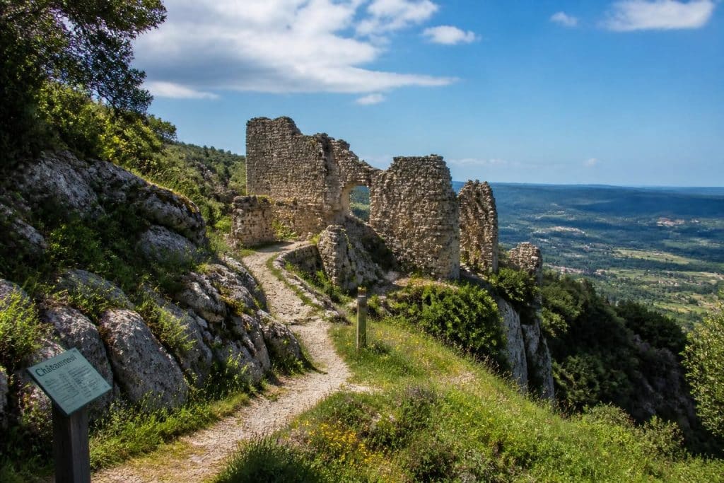 découvrez les ruines de châteauneuf villevieille, un site historique fascinant offrant des sentiers de randonnée incontournables pour les amateurs de nature et d'histoire.