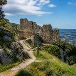 découvrez les ruines de châteauneuf villevieille, un site historique fascinant offrant des sentiers de randonnée incontournables pour les amateurs de nature et d'histoire.