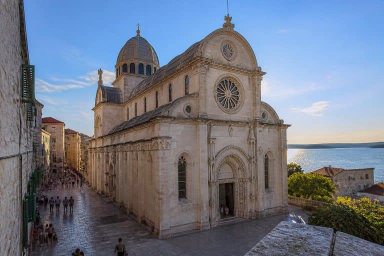 découvrez sibenik en croatie, explorez la majestueuse cathédrale saint-jacques et profitez des incontournables de cette charmante ville historique au bord de l'adriatique.