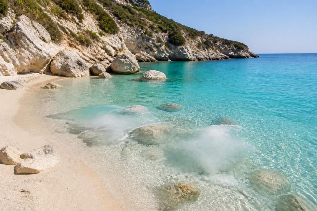 découvrez xigia sulfur beach à zakynthos, une plage naturelle renommée pour ses eaux riches en soufre aux bienfaits thérapeutiques uniques.