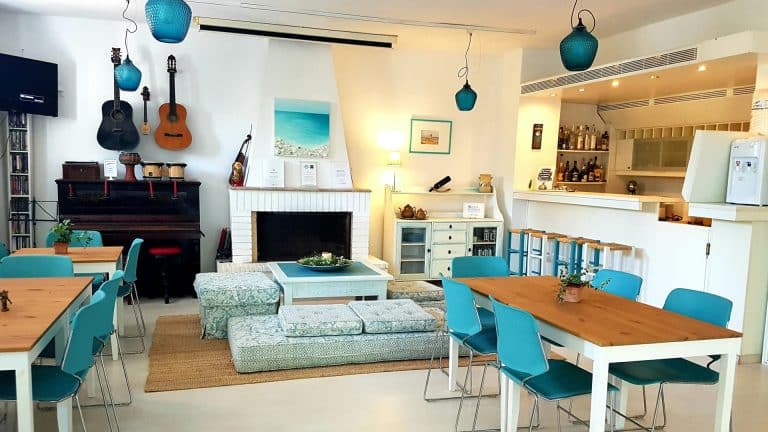 Comment délimiter les espaces d'un salon ouvert avec des tapis ?